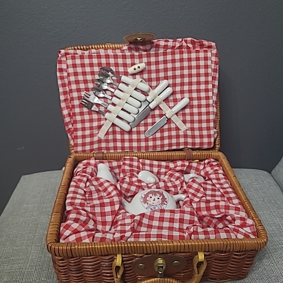 RAGGEDY ANN WICKER BASKET/ACCESSORIES - Picture 6 of 14